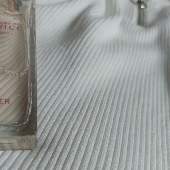 H&M White Ribbed Top - Almost New ✨ - Picture 4 of 5